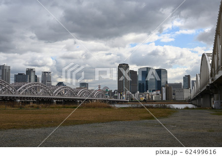 雲を背景にグランフロント大阪 62499616