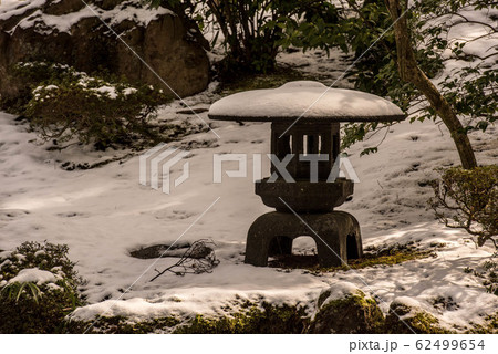 雪の兼六園 62499654