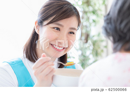介護イメージ　食事介助 62500066