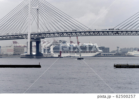 日本の横浜都市景観 新型コロナウイルス・大黒ふ頭で“船内隔離”が続くクルーズ船＝14日撮影 62500257