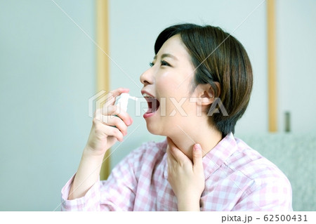 のどが痛い女性イメージ 62500431