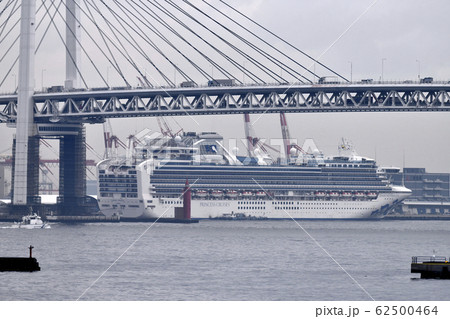 日本の横浜都市景観 新型コロナウイルス・大黒ふ頭で“船内隔離”が続くクルーズ船＝14日撮影 62500464