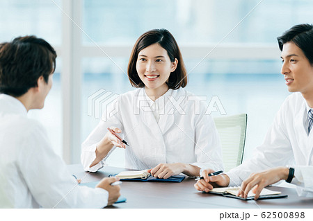 ビジネスシーン　白衣 62500898