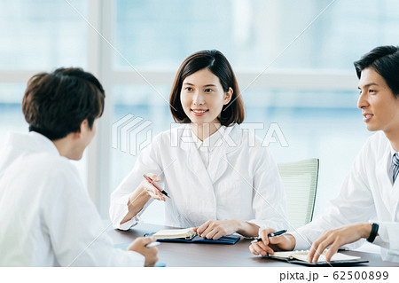 ビジネスシーン　白衣 62500899