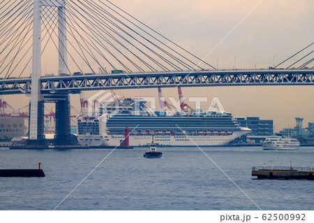 日本の横浜都市景観 コロナウイルス・大黒ふ頭で“船内隔離”が続くクルーズ船や応援の垂れ幕＝14日撮影 62500992