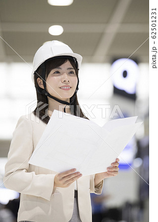 設計士　働く　女性　ヘルメット 62501231
