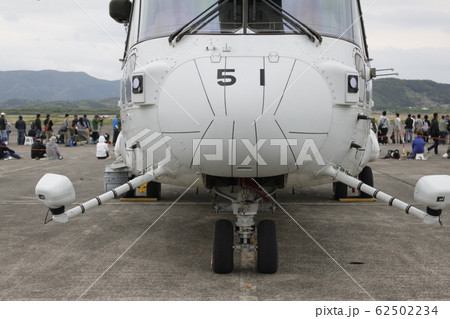 自衛隊基地での航空祭で地上展示されているヘリコプター 62502234