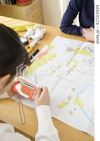 防災用品の点検をする家族(ラジオ) 防災用品の点検をする家族(ラジオ) 62503609