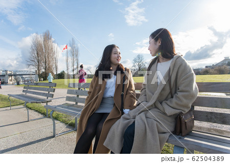 カナダを散策する女性 62504389