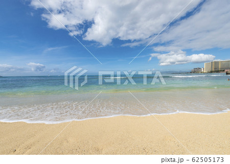 ワイキキビーチ 砂浜と青い海 Perming 写真素材の写真素材
