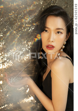 パーティー 若い女性 ポートレート 62505349