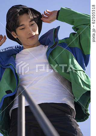 屋外 若い男 若い男性 62505518