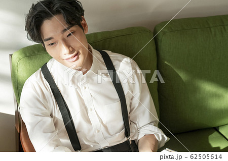日光 日差し 若い男 62505614