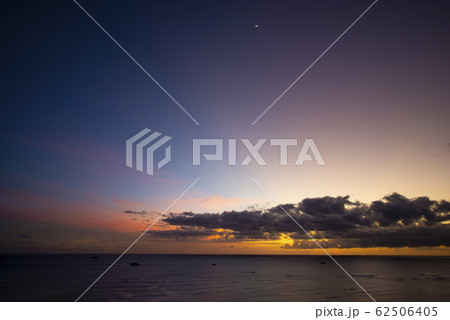 夕日 夕焼け ワイキキ ハワイ  perming 写真素材 夕日 夕焼け ワイキキ ハワイ  perming 写真素材 62506405