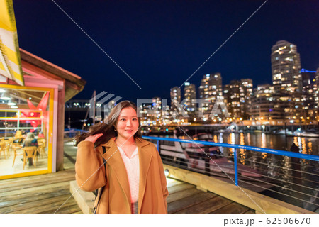 カナダの夜景を楽しむ女性 カナダの夜景を楽しむ女性 62506670