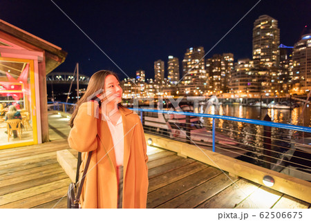 カナダの夜景を楽しむ女性 カナダの夜景を楽しむ女性 62506675