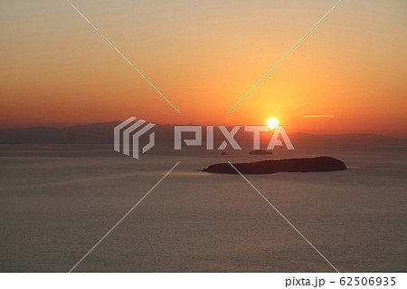 燧灘を挟んで伊吹島・股島の向こうに陽が落ちる 62506935