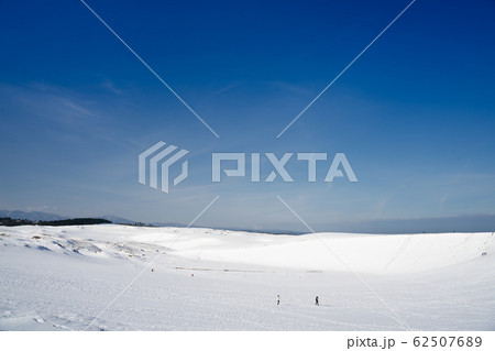 雪景色の鳥取砂丘 62507689