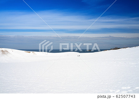 雪景色の鳥取砂丘 62507743