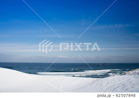 雪景色の鳥取砂丘 62507848