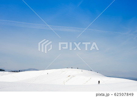 雪景色の鳥取砂丘 62507849