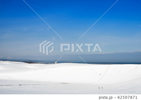 雪景色の鳥取砂丘 62507871