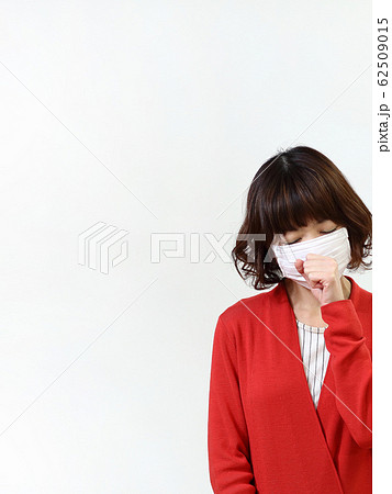 マスクをする女性 62509015