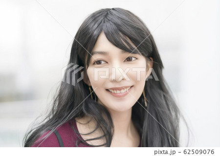 笑う　女性　上半身　ウィッグ 62509076
