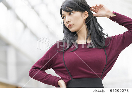 ポートレート　女性　上半身　冬コーデ 62509078