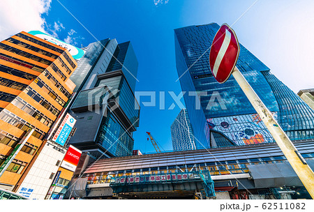 日本の東京都市景観 新型コロナウイルス・侵入禁止・IT系企業在宅勤務…＝17日、渋谷駅前 62511082
