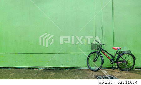 Retro background with green wall and bicycle 62511654