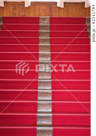 赤いカーペットの階段 62511784