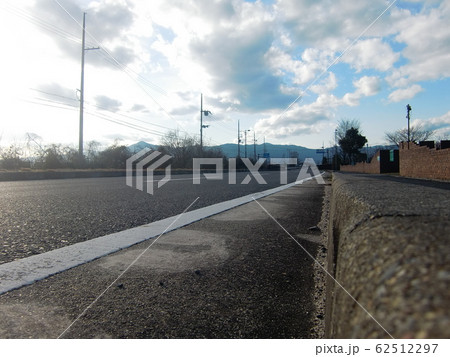 都市開発により整備された新しい道路と青空が広がる街並みの風景 62512297