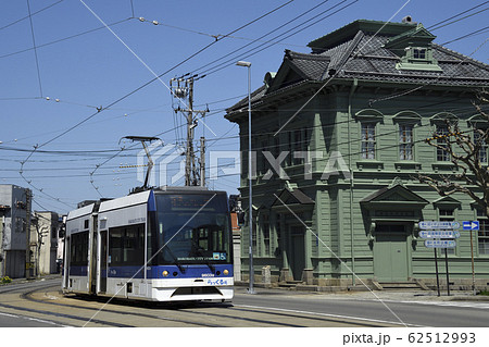 路面電車の走る函館の街 近代的電車と木造建築の写真素材 路面電車の走る函館の街 近代的電車と木造建築の写真素材