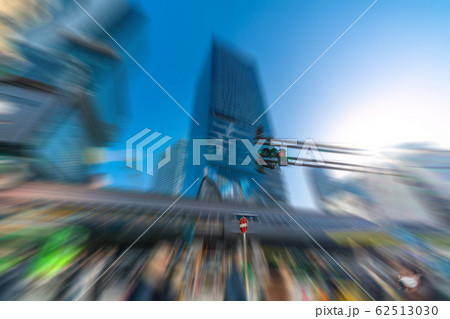 日本の東京都市景観 新型コロナウイルス・侵入禁止・赤信号…見えない影＝渋谷駅前・宮益坂下の交差点 62513030