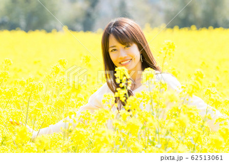 菜の花と女性 菜の花と女性 62513061