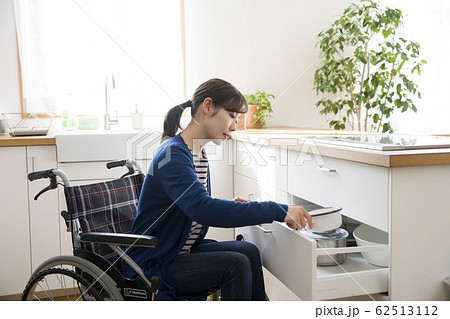 車椅子生活イメージ　キッチン　若い女性 62513112