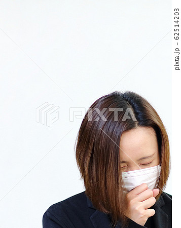 マスクをする女性 62514203