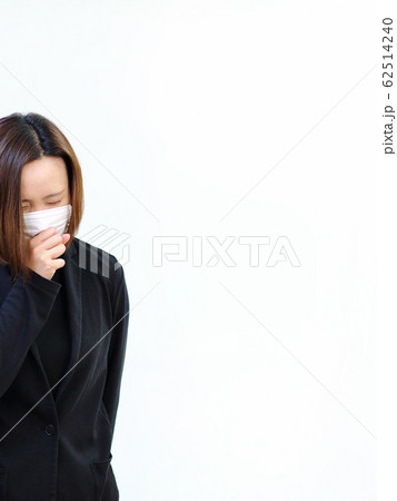 マスクをする女性 62514240