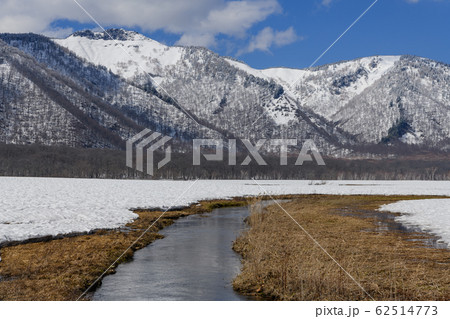 春の下ノ大堀川と景鶴山 62514773