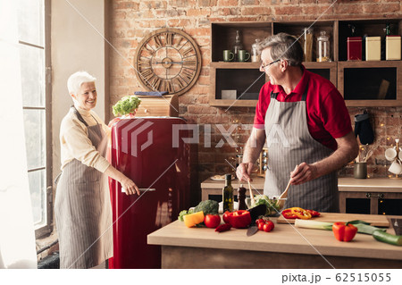 Senior Couple Cooking Lunch At Kitchen Together, Preparing Healthy Food 62515055