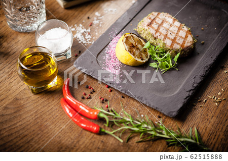 Tuna steak with panko and grilled lemon Tuna steak with panko and grilled lemon 62515888