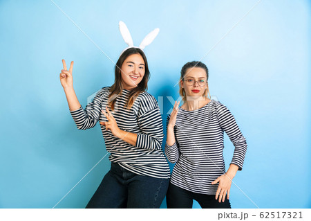 Young emotional women on gradient blue background Young emotional women on gradient blue background 62517321