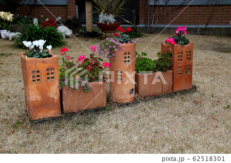 神戸市立花と緑のまち推進センター　安定感あるヨーロッパのお城の様な鉢で咲く花々 62518301