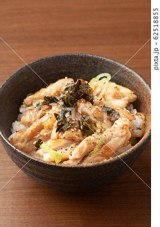 せせりのネギ塩焼き丼 せせりのネギ塩焼き丼 62518855