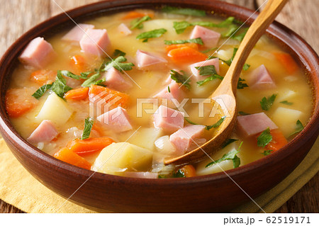 Slow cooked split pea soup with vegetables and ham 62519171