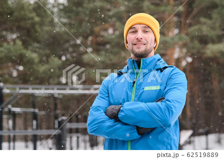 Confident sporty man outdoors 62519889