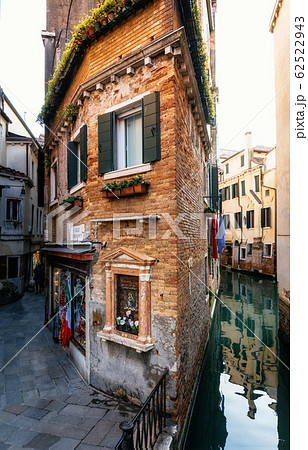 Thin house between canal and street in Venice, Thin house between canal and street in Venice, 62522943