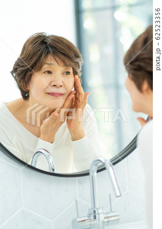 シニア 女性 美容 ビューティーイメージ 62523356