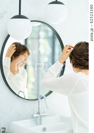 シニア 女性 美容 ビューティーイメージ シニア 女性 美容 ビューティーイメージ 62523380